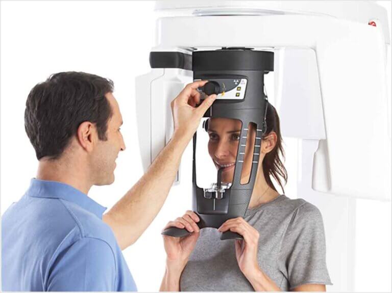 Carestream CS8100 3D CBCT Scan Machine with patient and operator